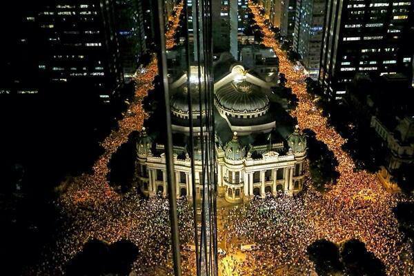 100 mil pessoas protestaram nas ruas do Rio de Janeiro, na segunda-feira, 17 de junho.